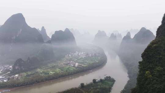 清晨山边漓江上的薄雾