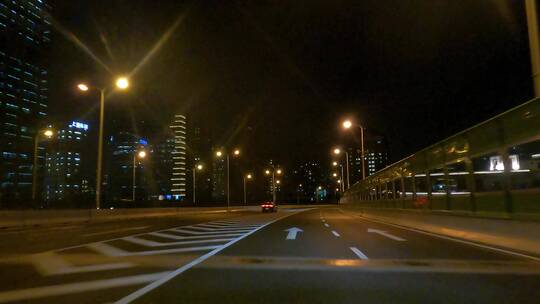 上海封城中的现代夜景高架路况