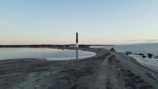 爱沙尼亚萨雷玛岛海岸索尔夫灯塔的无人机视