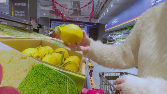 女生超市采购生鲜水果视频素材模板下载