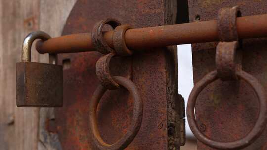 农村门锁中式老物件铁锈历史古老锁门视频素材模板下载