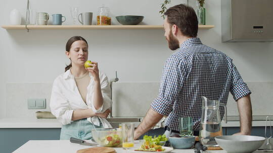 夫妇站在现代风格的厨房里聊天视频素材模板下载