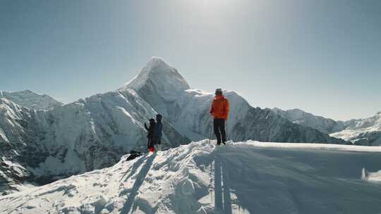 登山攀登雪山航拍