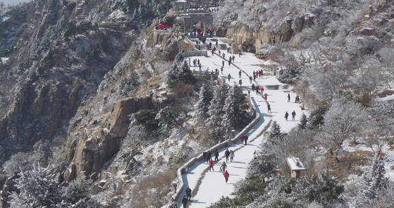 山东泰山风景区雪景下雪