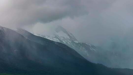 雪中的玉龙雪山