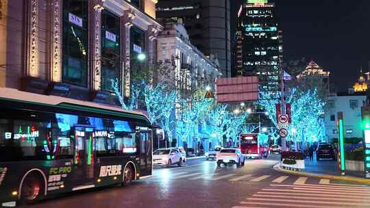 南京西路夜晚城市街道上车辆行驶的景象