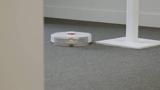 机器人吸尘器清洁地毯的特写