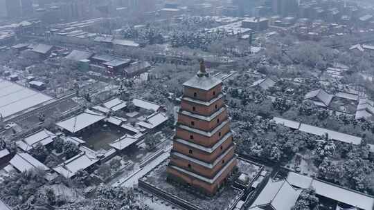 西安大雁塔下雪天