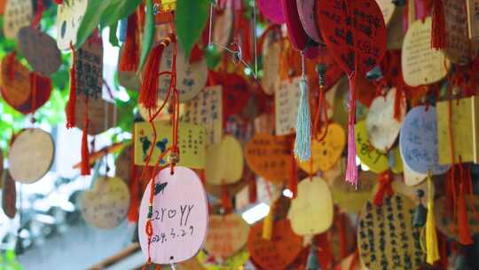挂满许愿牌的场景，充满美好期许