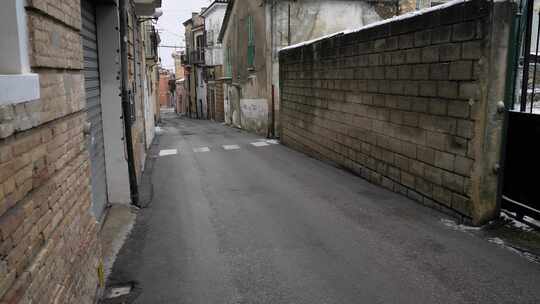 意大利阿布鲁佐瓜达格勒冬季狭窄街道的景色