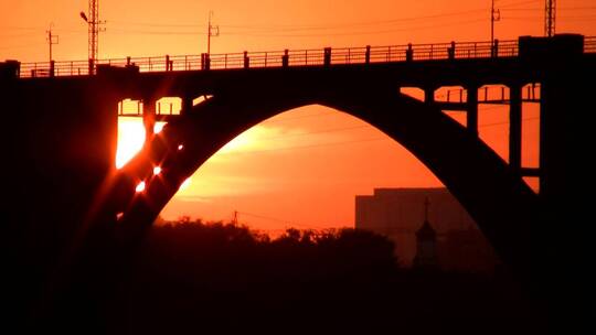 夕阳西下的桥梁剪影