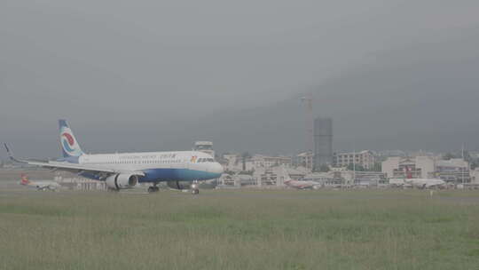 重庆航空飞机在机场跑道上的画面