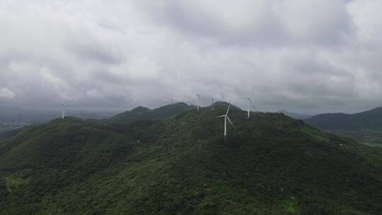 广东山地上的发电风车