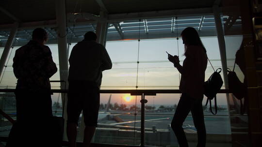 机场里候机的乘客玩手机剪影视频素材模板下载