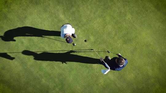 俯拍两人打高尔夫球视频素材模板下载