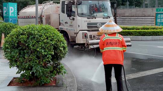 环卫工人清扫冲洗街道洒水车作业清洁视频素材模板下载