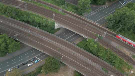 航拍横跨大街的铁路