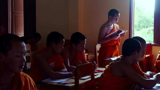 老挝朗布拉邦 僧侣学校 上课 放学