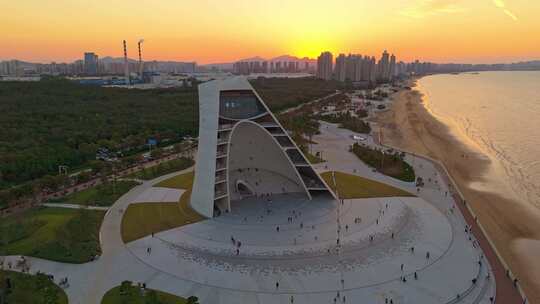 航拍落日晚霞下的烟台时光塔建筑风光全景