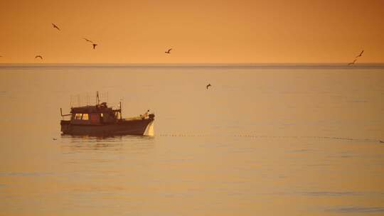 日落时海上的渔船