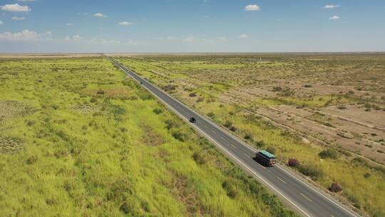 新疆库车荒野无人区公路汽车自驾游旅行