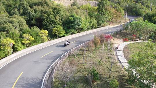 森林公路骑行机车俯拍道路摩托车航拍过弯道