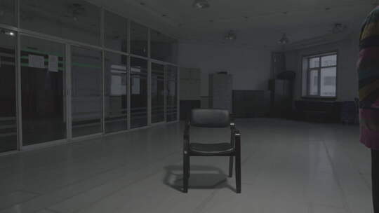 空荡的房间里中间放一张的椅子