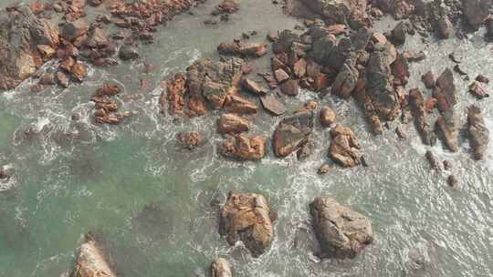 印度北果阿阿兰波海滩上的鸟瞰岩石和石头视频素材模板下载