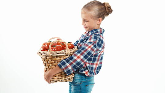女孩开心的抱着一筐西红柿