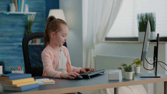 女孩使用键盘和电脑