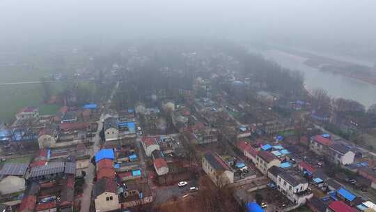 乡村雪景俯瞰房屋树木皆披银装