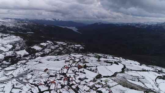 白雪覆盖的村庄