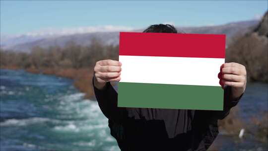 手持匈牙利国旗横幅的人
