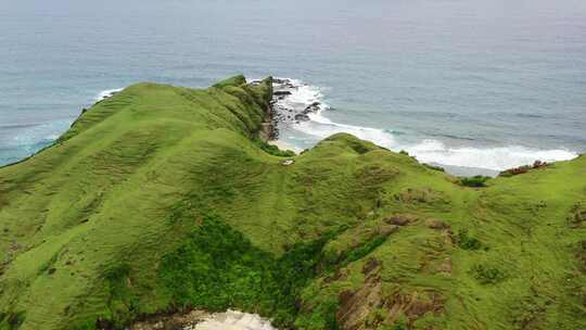 美丽的波浪绿色山丘高原海岸线在武吉Merese龙目岛，空中