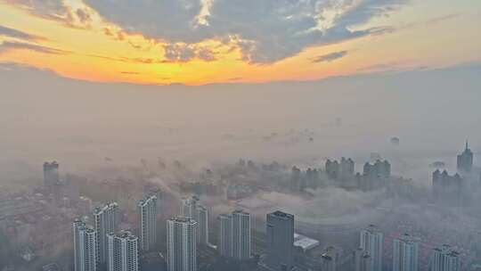 城市日出平流雾鸟瞰景象