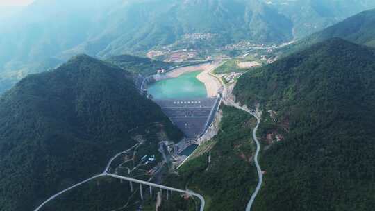 航拍厦门抽水蓄能电站上下水库与山顶风电场