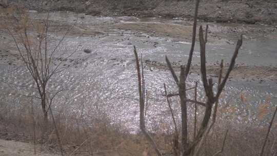河流部分结冰的自然景象