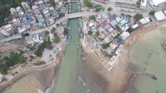 航拍大海海浪礁石沙滩海边度假村岛屿