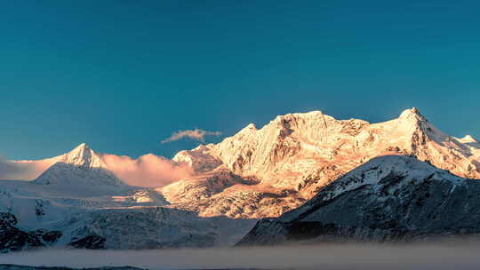 中国西藏那曲市萨普神山雪山日照金山