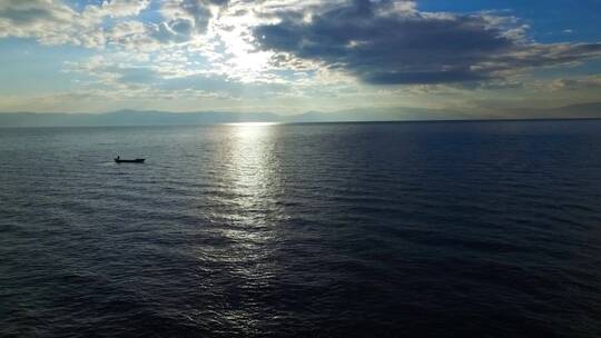 一叶扁舟在早晨的湖面