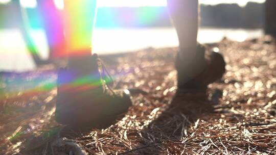 户外探险脚步徒步足迹跋山涉水爬山攀登