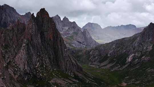 魔幻般的山峰