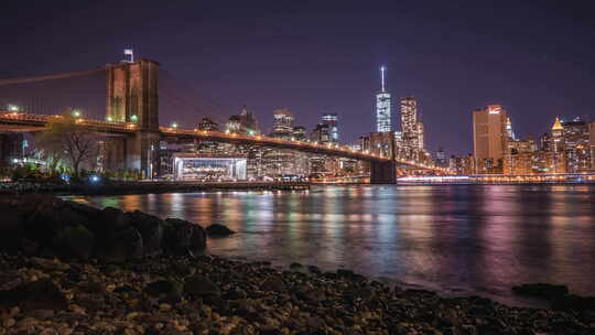 延时拍摄城市中的大桥夜景