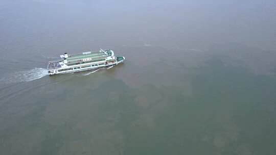 航拍长江上航行的水上交通工具轮渡视频素材模板下载