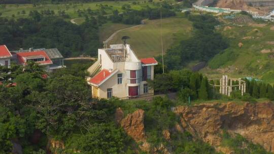 悬崖山顶红色的房子