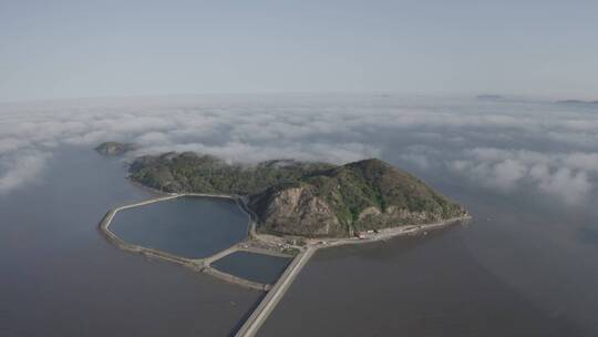 云海中的海岛岛屿航拍