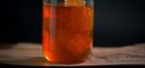 蜂窝浸泡在蜂蜜罐里高清在线视频素材下载