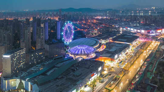 城市夜景下的摩天轮与商业街区