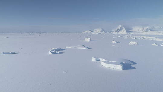 南极洲冰山锁定在冰鸟瞰