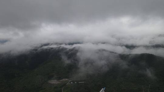 云海飘在山峰上